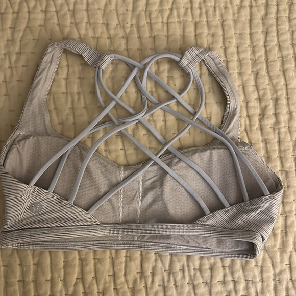 Lululemon sports bra size 6 - Picture 2 of 3